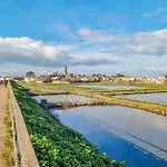 1 Bedroom Gorgeous In Prázdninový dům L'Epine (Vendee)